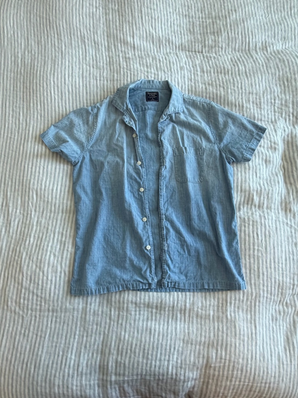 Abercrombie & Fitch Men’s Button Down Short Sleeve Blue Denim Shirt Size Medium